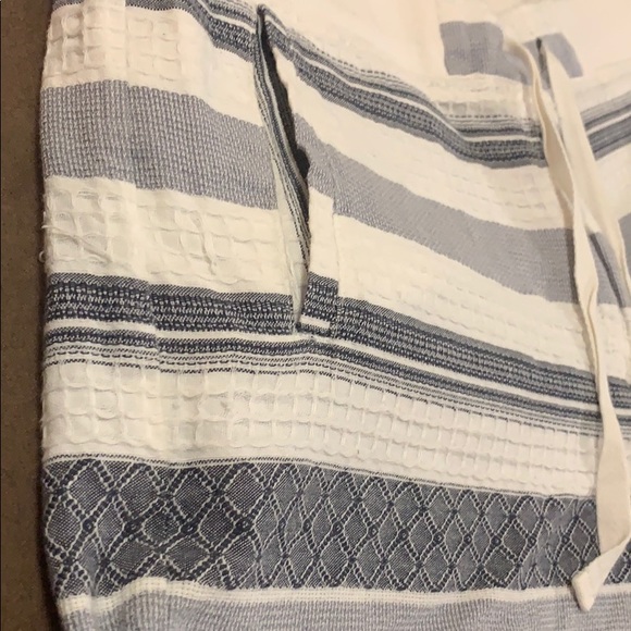 Textured shorts - Picture 3 of 3